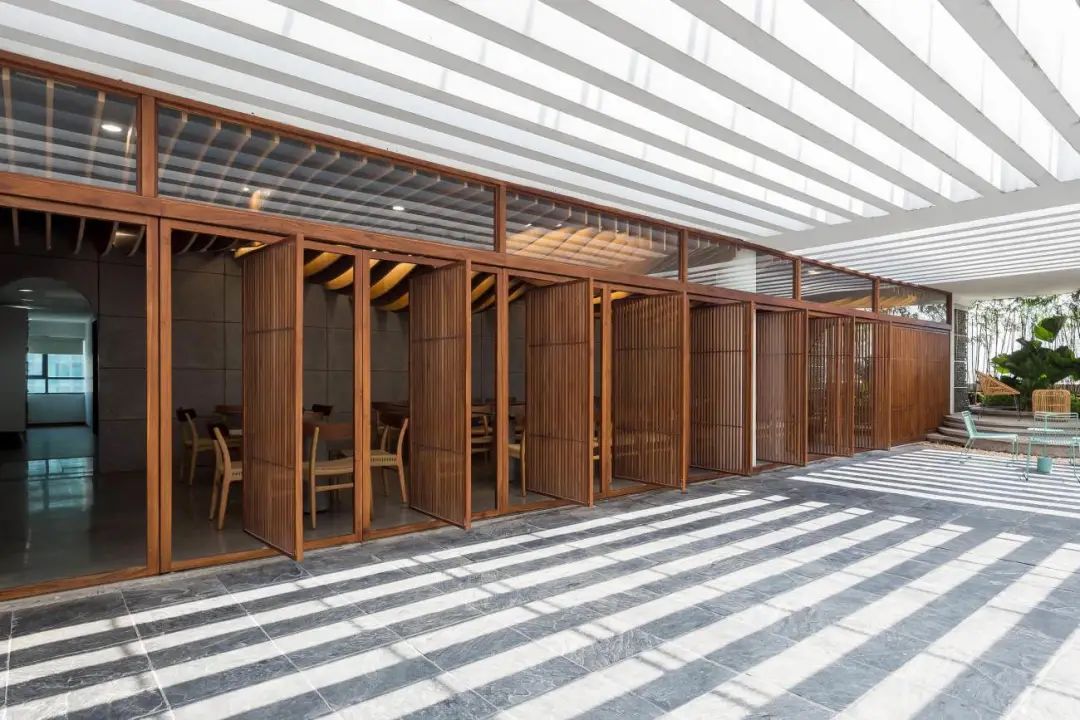 光影下的自然辦公空間，室內外的巧妙連結(圖4)